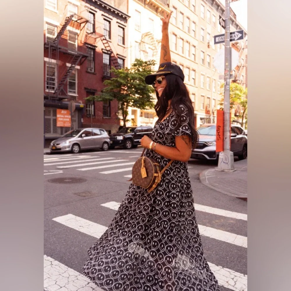 Chic Black and White Smiley Dress - Picture 2 of 8